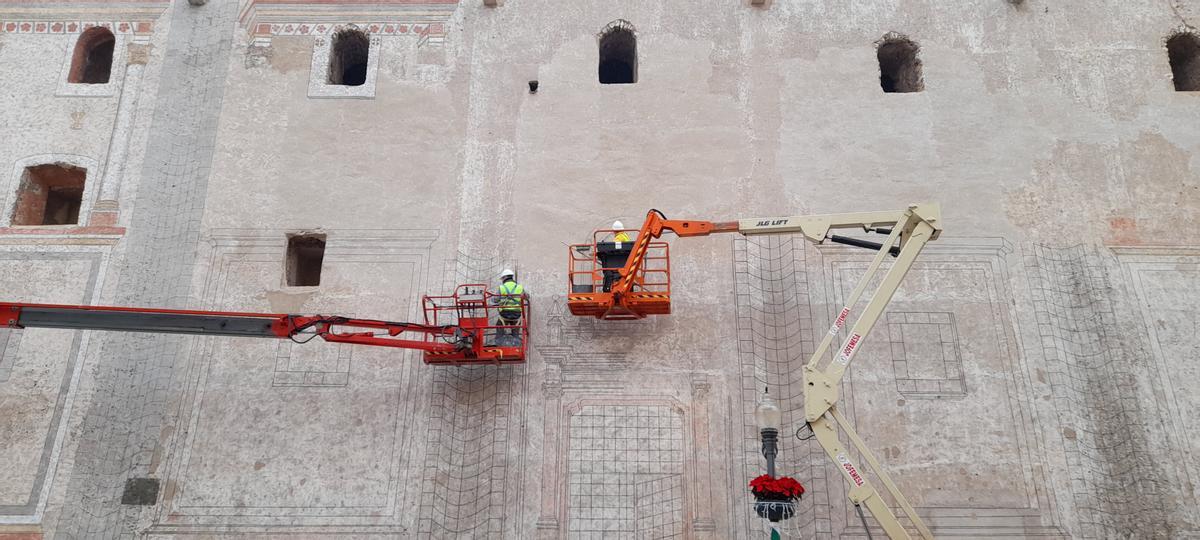 Los trabajos en la fachada oeste están ya muy avanzados.