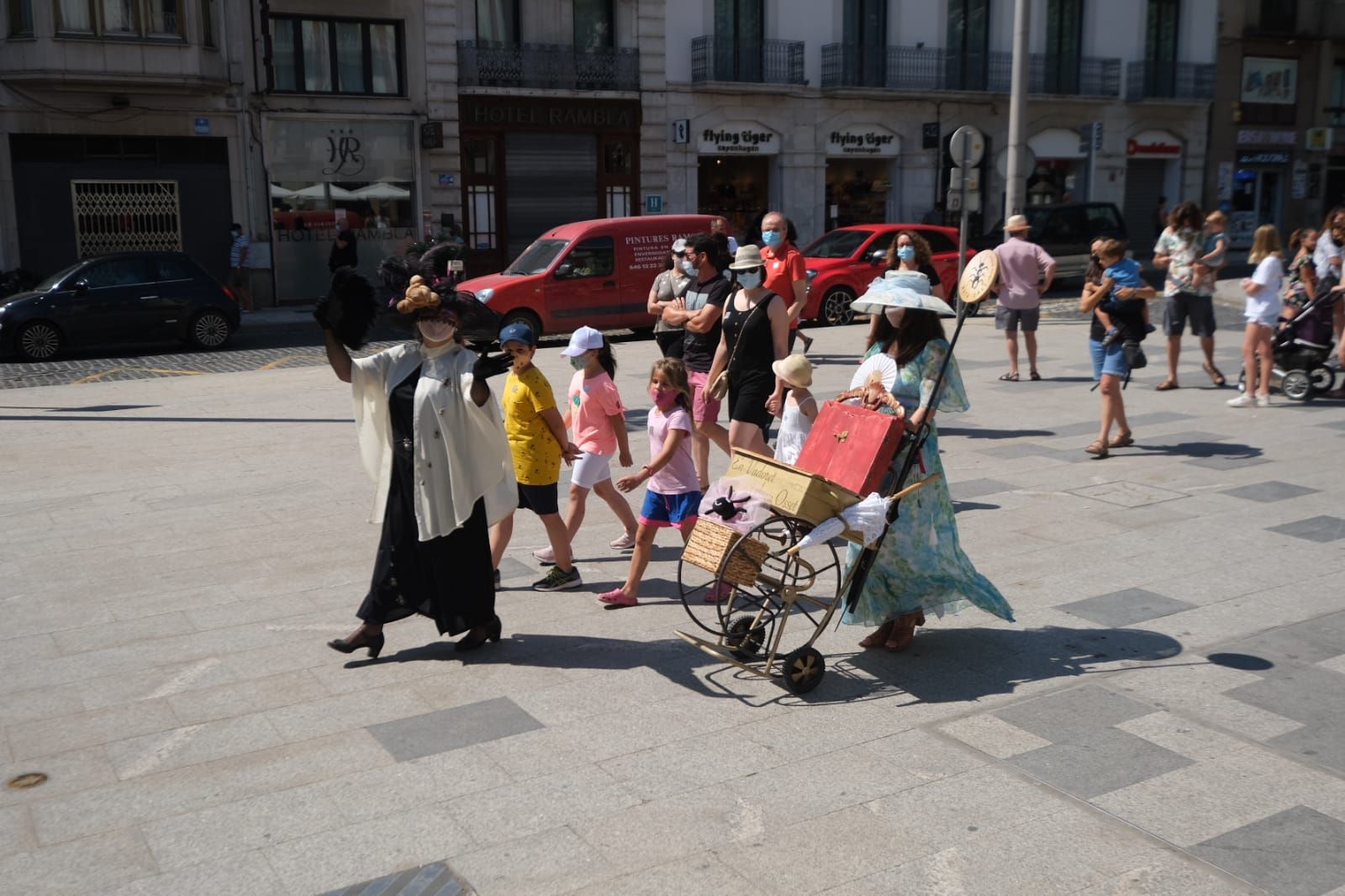 La visita «En Vadoret i el seu osset» fascina el públic de Figueres