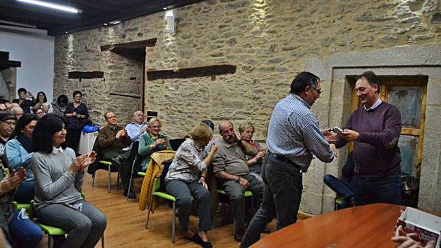 Integrantes de la Coral Tierras Altas reciben el reconocimiento por su labor.