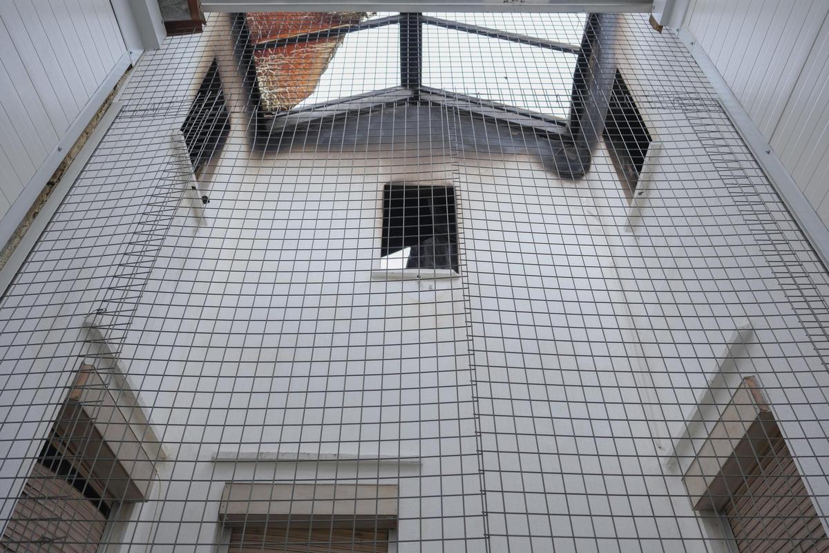 Desde el patio de luces se observa, desde fuera, la magnitud del incendio en el edificio que quedó inhabitable.