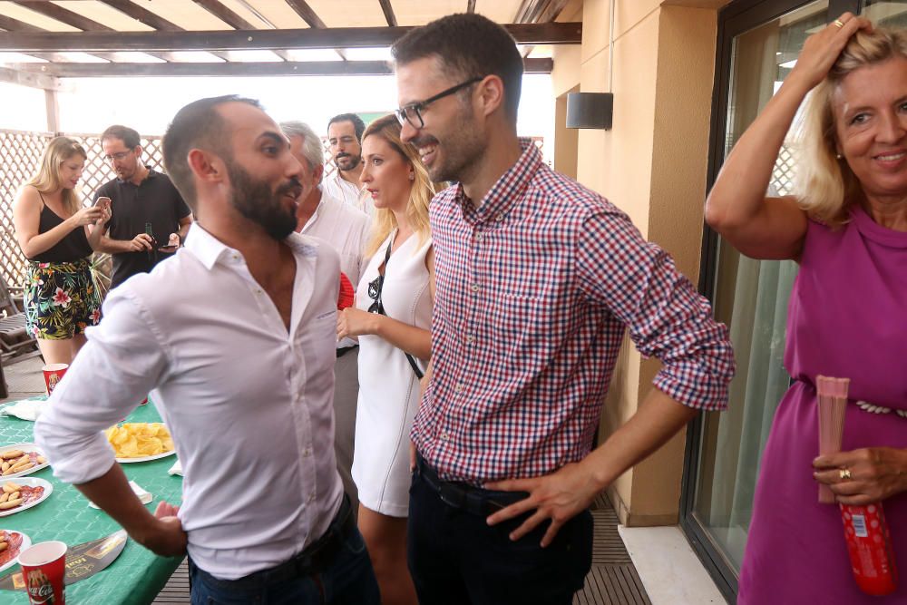 Cordial ambiente en la terraza de La Opinión, entre representantes políticos populares y socialistas a nivel regional y provincial.