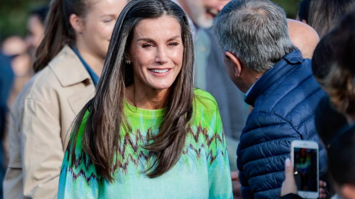 La reina Letizia triunfa con sus 'combat boots' y su jersey multicolor en la visita al Pueblo Ejemplar