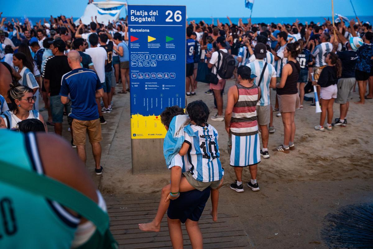 Aficionados argentinos se reúnen en la playa del Bogatell el día antes de la gran final contra España del Mundial