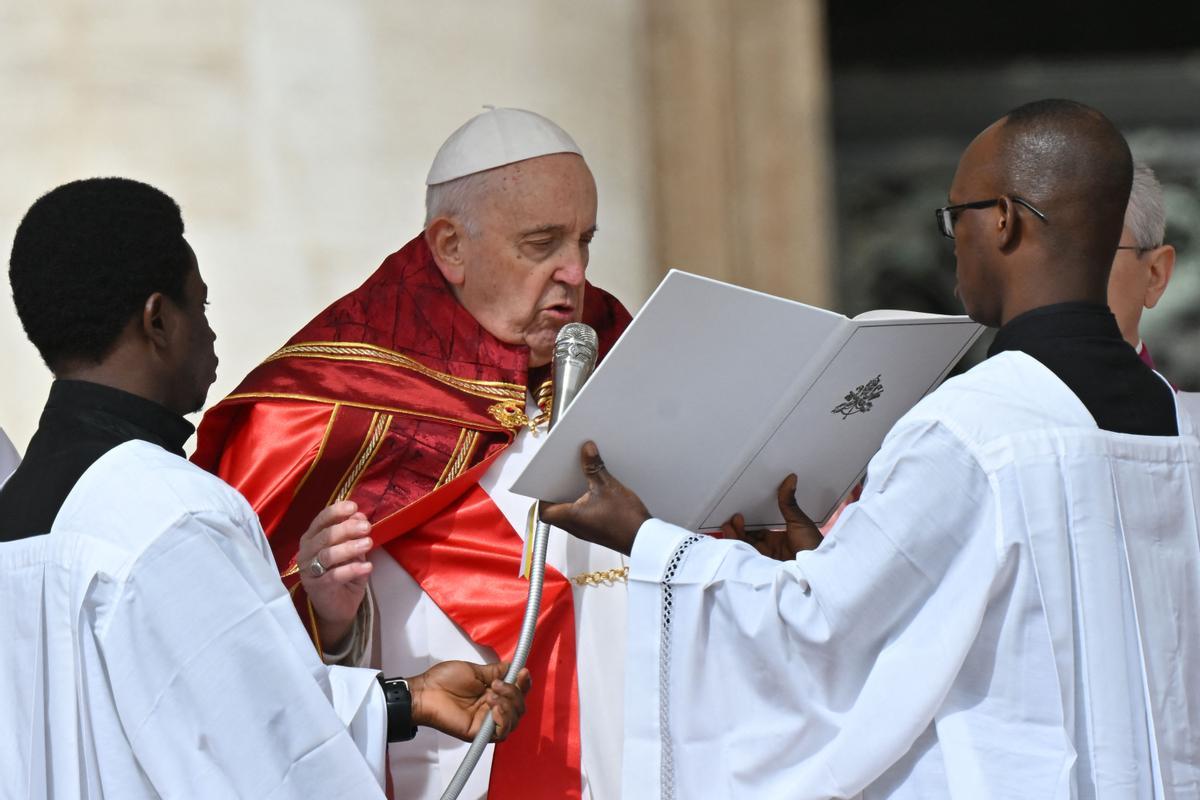 El Papa Francisco asiste a la Misa del Domingo de Ramos