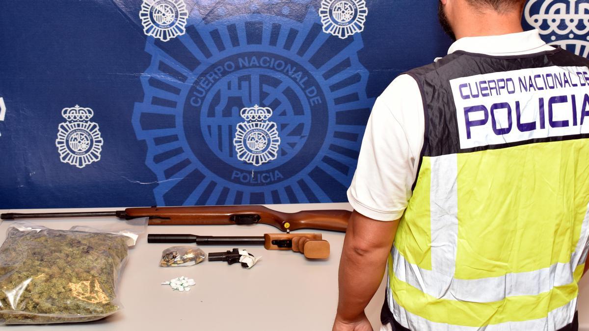 El arma y la droga intervenida por la Comisaría de Elche al detenido tras dos registros en sus viviendas