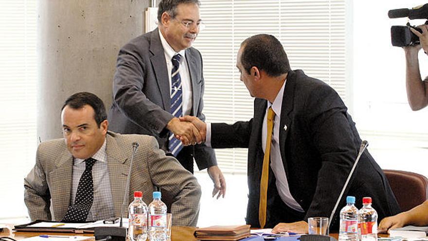 Domingo Berriel saluda al alcalde de Teguise, José Dimas Martín, antes de la reunión de ayer.