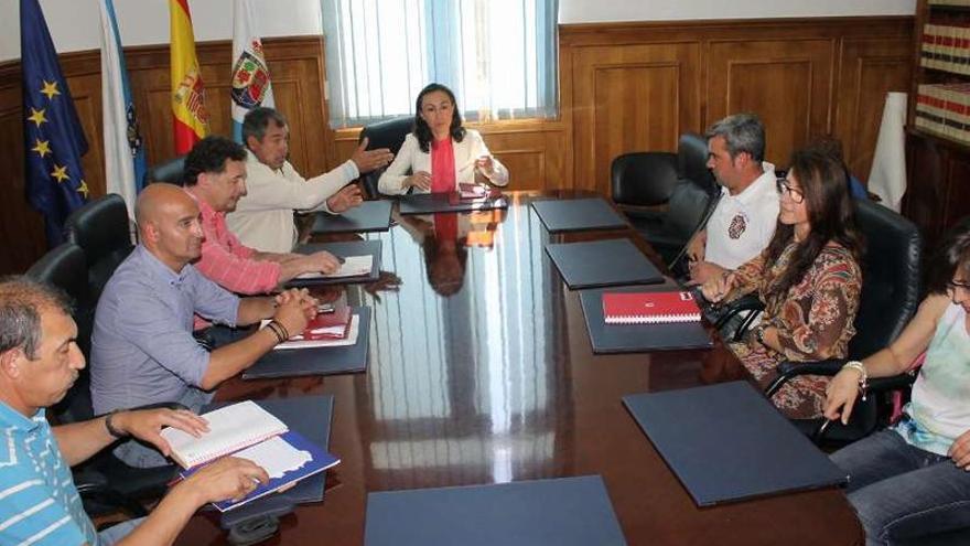 La alcaldesa de Marín, María Ramallo, en su reunión con el comité de empresa de Factoría Naval.