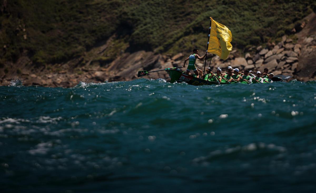 Hondarribia celebra la victoria con la bandera en la regata de ayer.