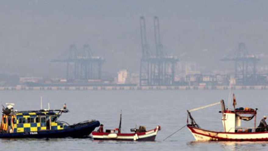 La polícia de Gibraltar junto a dos pesqueros españoles.