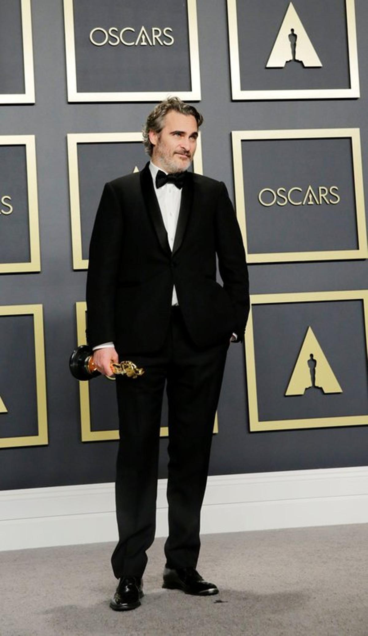 Tal como prometió, Joaquin Phoenix ha lucido en los Oscar el mismo smoking de Stella McCartney que ha lucido en toda la temporada de premios.