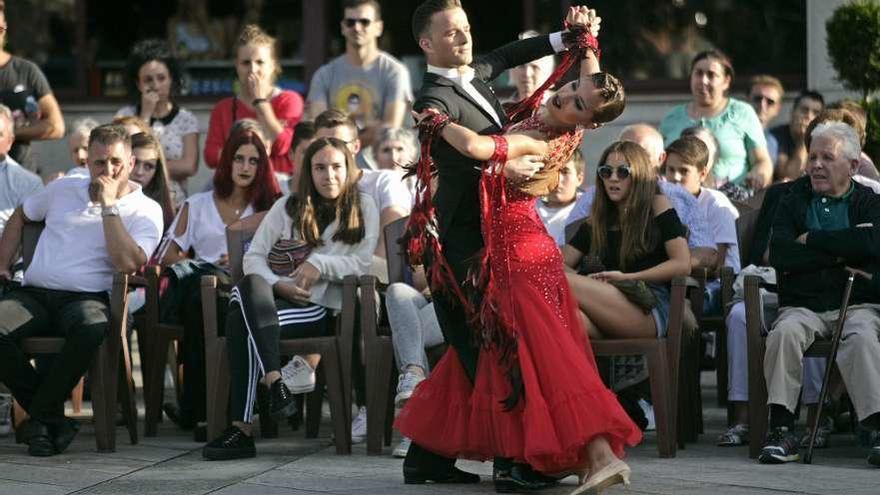 Exhibición de baile de Sondodande que tuvo lugar en la tarde de ayer. // Bernabé/Cris M.V.