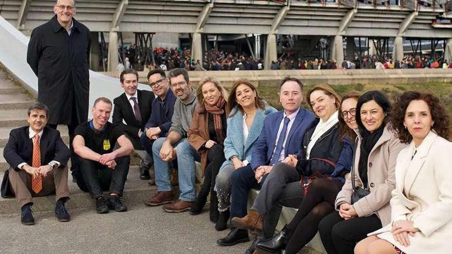 El candidato a rector, de pie, con miembros de su candidatura. // Fdv