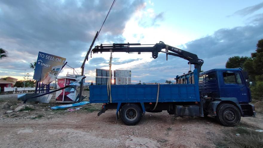 Arrancan un cajero con un camión grúa en Alicante y se estrellan en la huida
