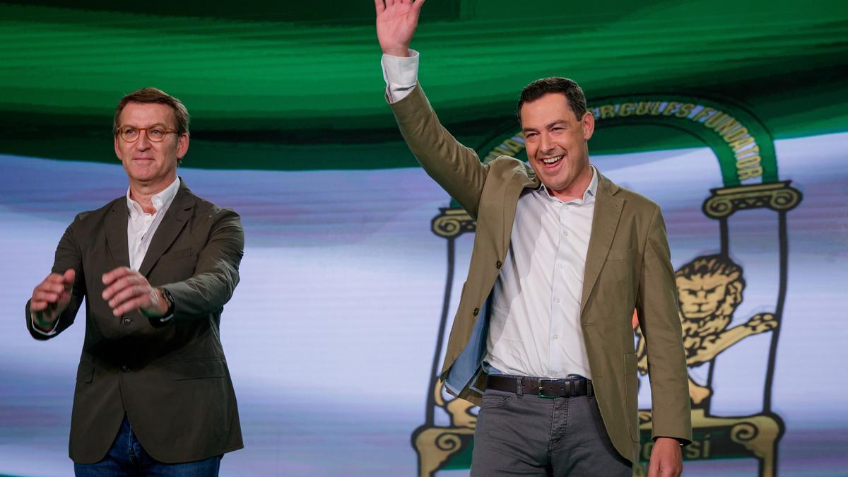 El líder del PP, Alberto Núñez Feijóo, y el presidente de la Junta y candidato a la reelección, Juanma Moreno, en el acto de precampaña de las elecciones andaluzas en Sevilla.