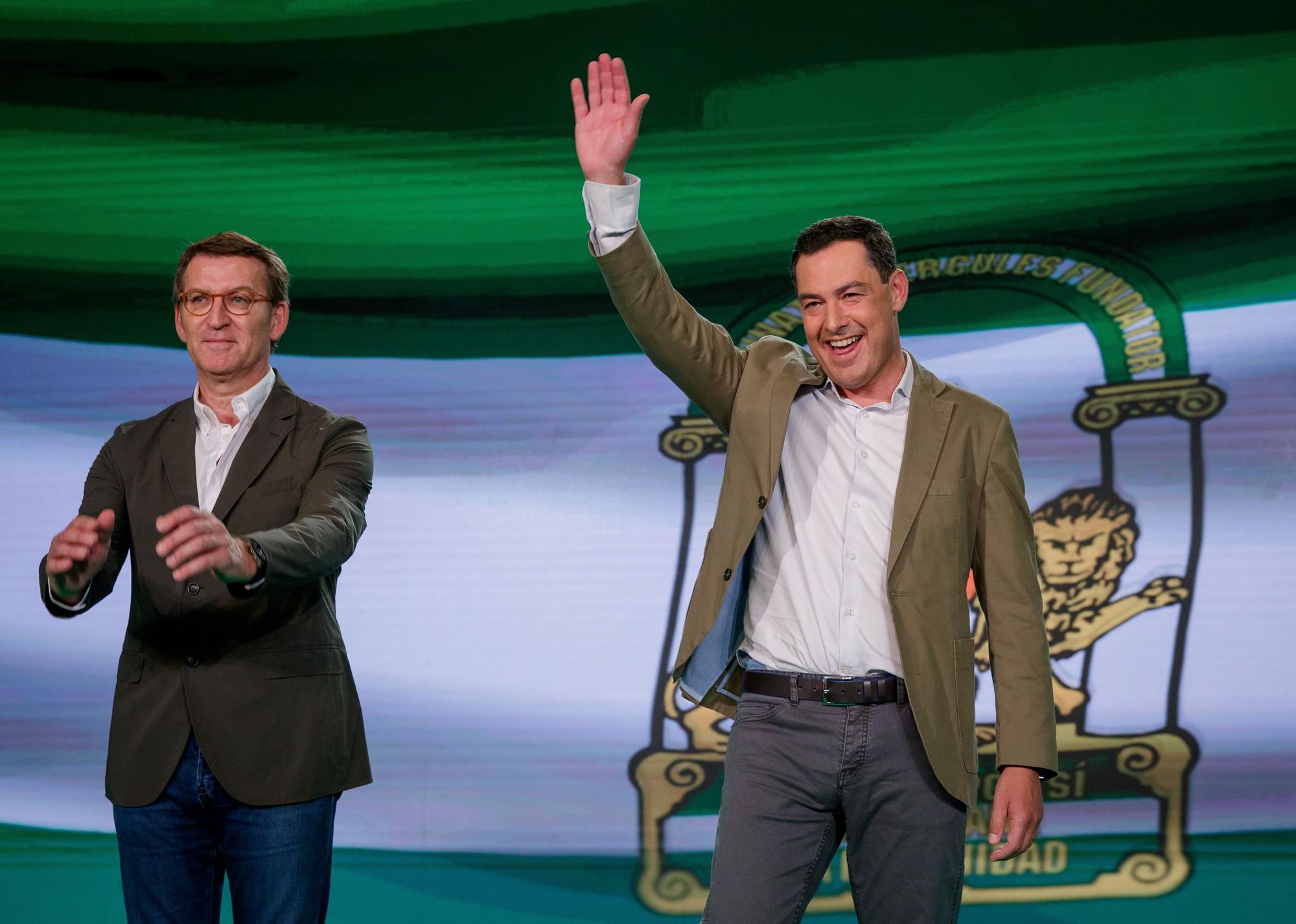 El líder del PP, Alberto Núñez Feijóo, y el presidente de la Junta y candidato a la reelección, Juanma Moreno, en el acto de precampaña de las elecciones andaluzas en Sevilla.