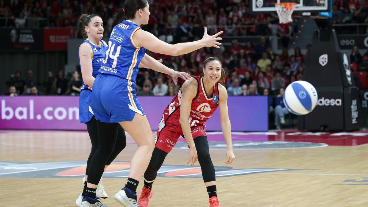 Laia Flores intenta un pase durante el encuentro frente al Perfumerías Avenida