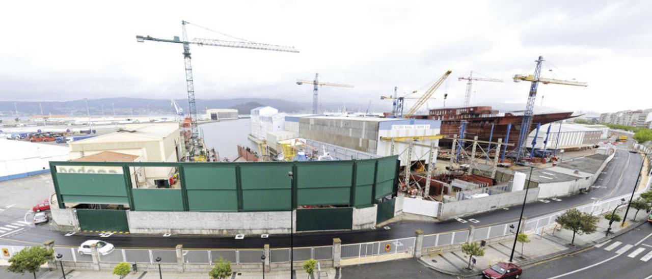 Las instalaciones de Nodosa, tras la pantalla verde, y las de Factoría Naval, a la derecha, en Marín. // N.P.