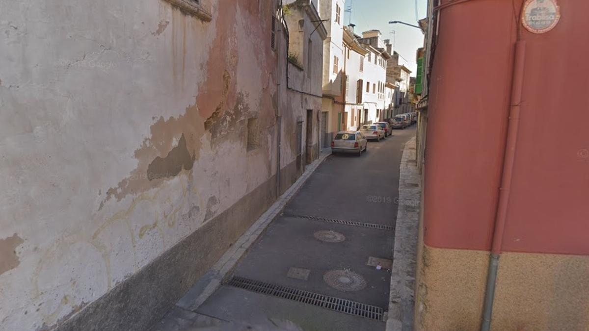 Imagen de la calle dels Gerrers desde la Plaça de l'Aigua de Inca.