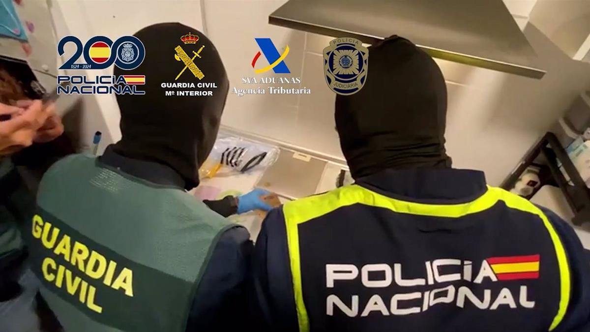 Agentes de la Guardia Civil y de la Policía Nacional en un operación conjunta con la policía portuguesa