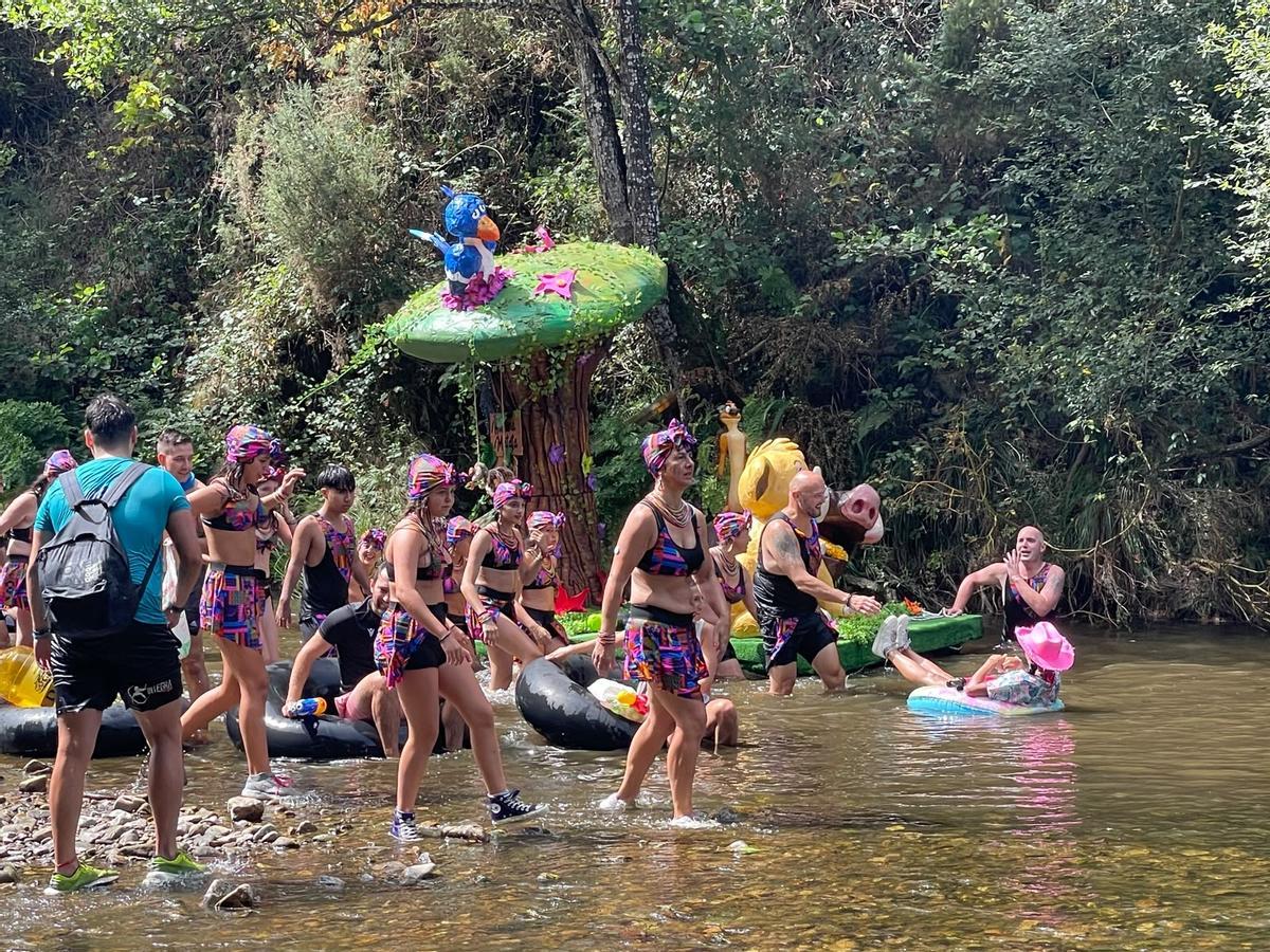 En imágenes: El Descenso Folclórico del Río Esva, en Trevías, reúne a más de doscientas personas