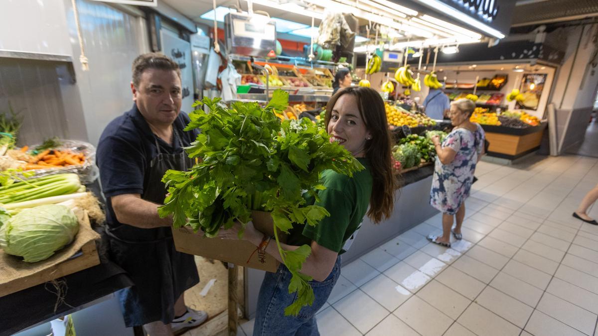 Recogiendo el producto en una frutería del mercado