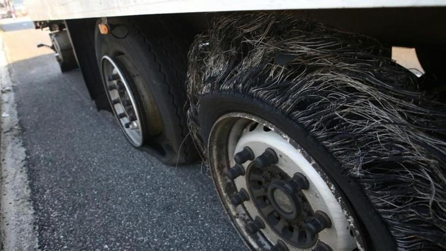 Nuevo incidente con una treintena de camiones con las ruedas pinchadas en la AP-7