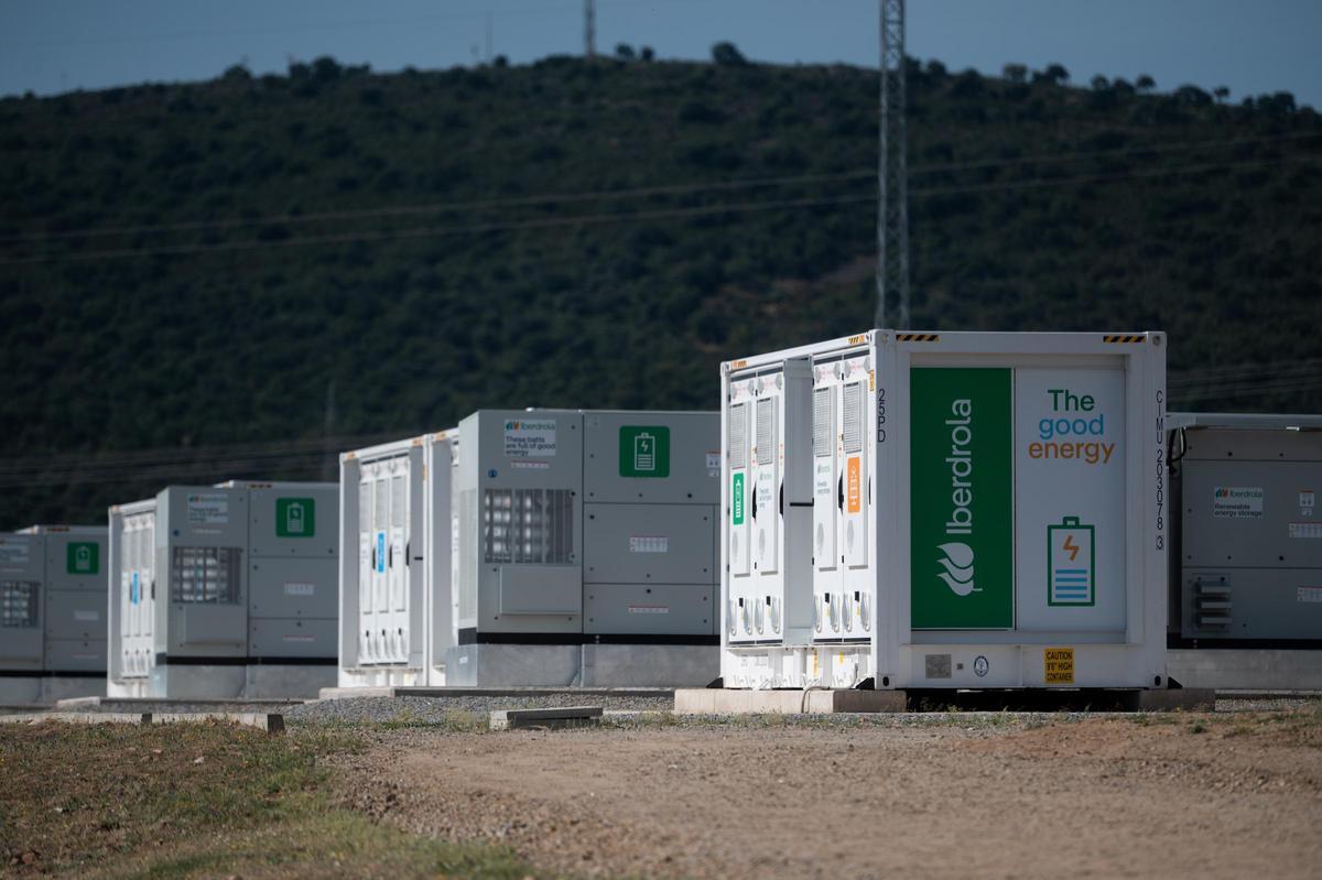 Baterías de almacenamiento, junto a la planta fotovoltaica.