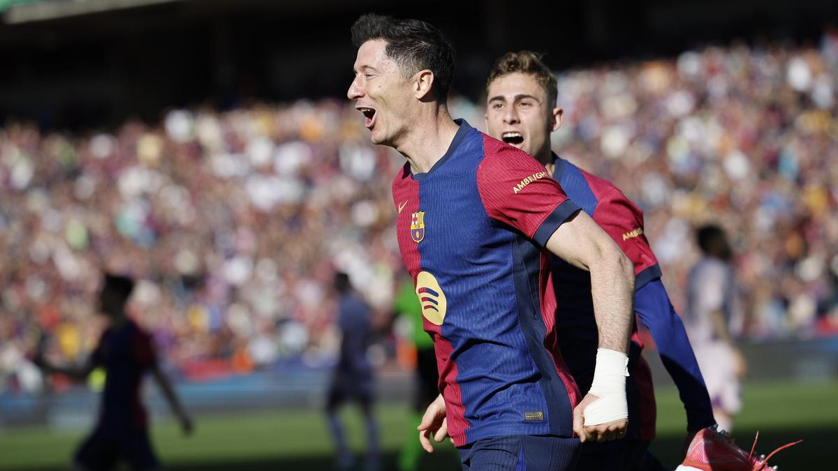 Lewandowski y Fermín, durante el triunfo del Barça frente al Girona en Montjuïc.