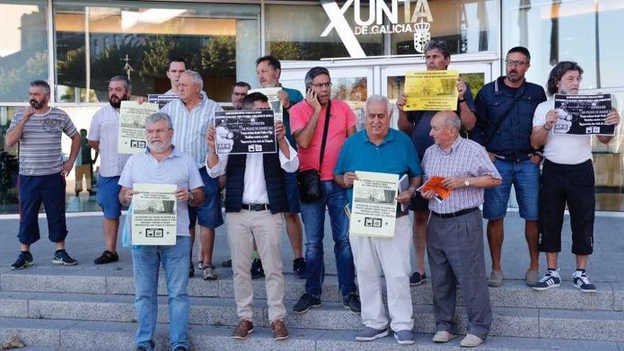 Representantes de las asociaciones vecinales de Teis y Chapela, ayer, ante el edificio de la Xunta. // J. Lores