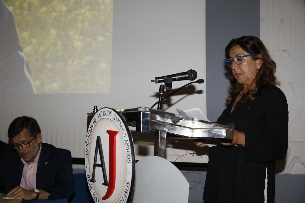 Entrega de distinciones a los antiguos alumnos del Instituto Jovellanos.