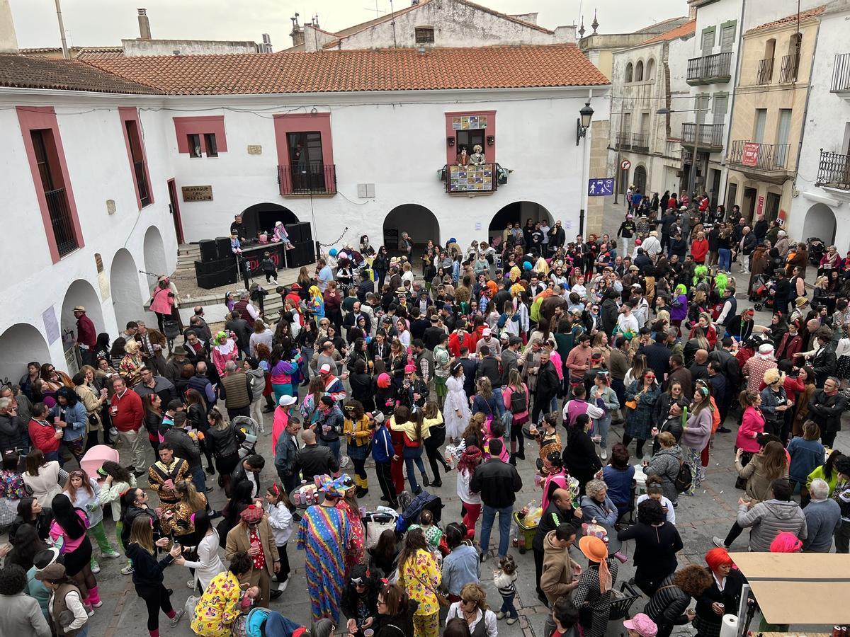 Así se pone la plaza de Casar de Cáceres durante la fiesta ochentera.