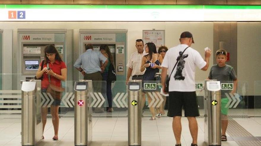 Usuarios en la línea 2 del metro.