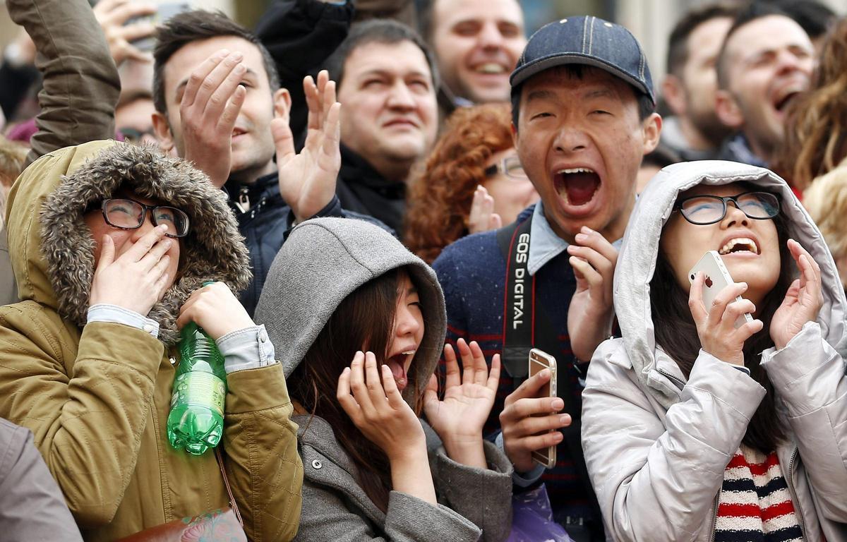 Imagen de archivo de turistas asiáticos durante una mascletà.