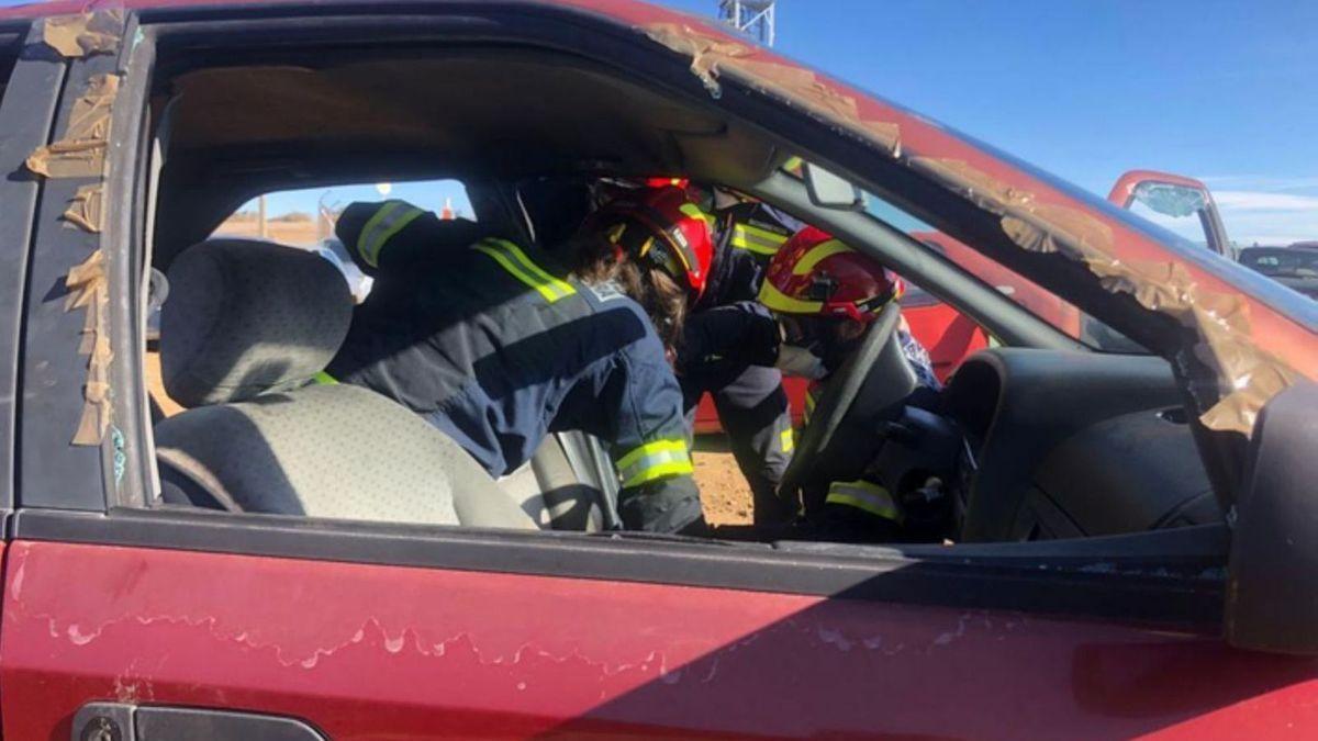 Labores de excarcelamiento de los bomberos en un accidente en Benavente.