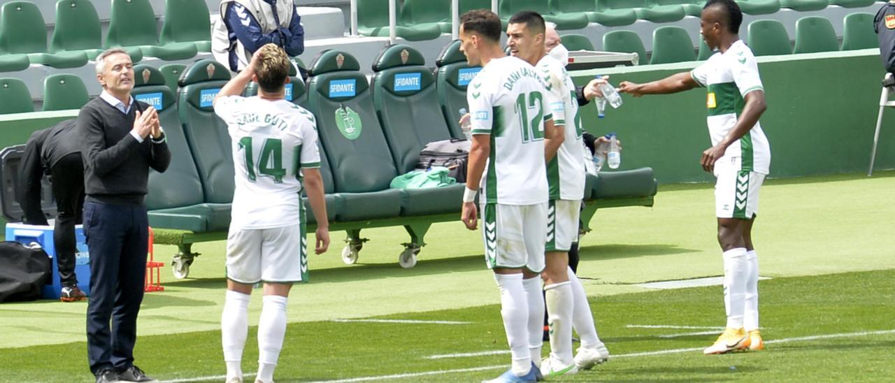 Los jugadores del Elche se refrescan en el último partido ante el Levante