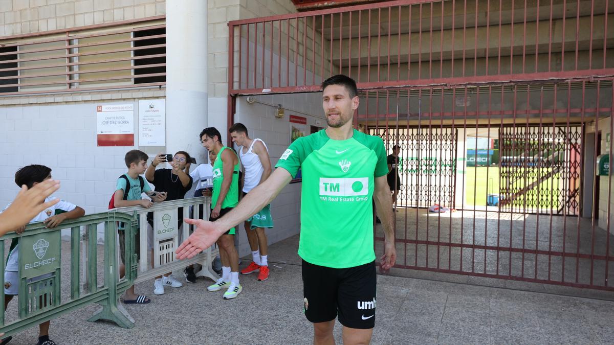 Fede Fernández saluda a un niño tras un entrenamiento en el campo Díez Iborra