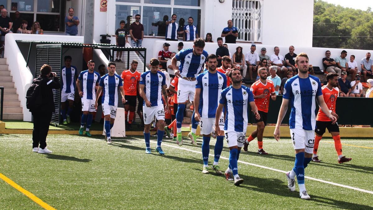 Los jugadores del Hércules saltan al campo de césped artificial del equipo ibicenco la Penya Independent.
