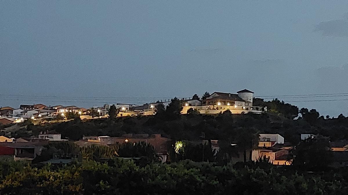 Vista de la urbanización La Besana con las calles iluminadas por primera vez anoche.