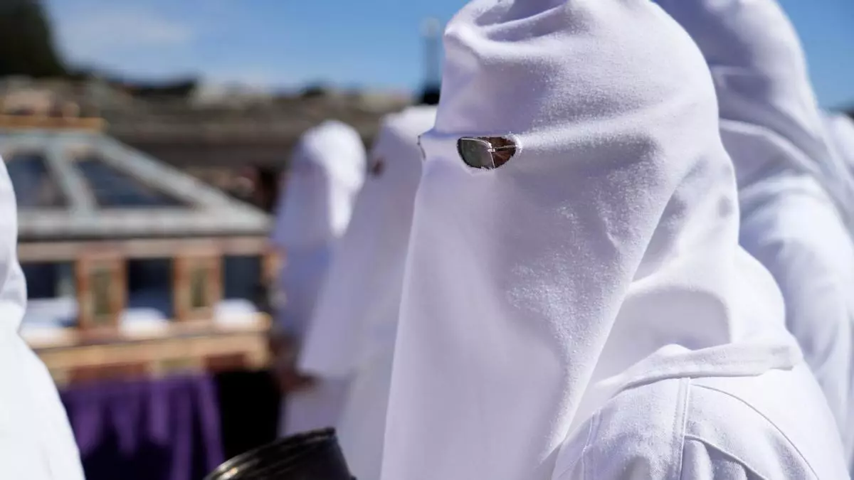 Bercianos enmudece con su Santo Entierro donde Cristo muerto es uno más del pueblo