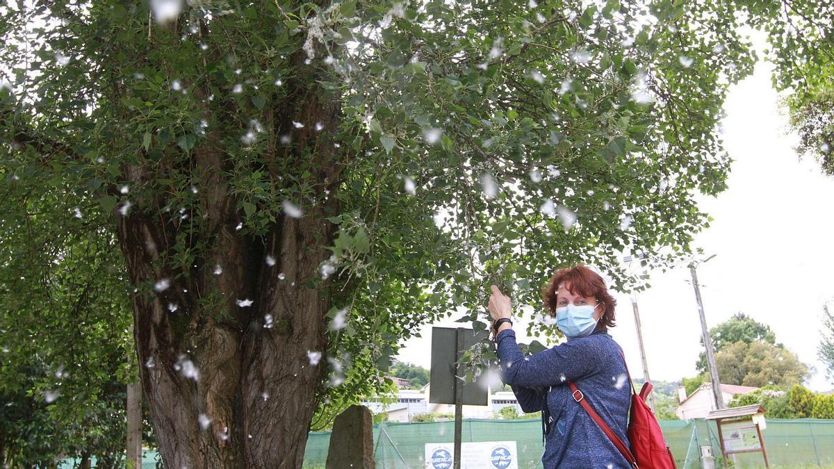 Una mujer se protege del polen con una mascarilla.