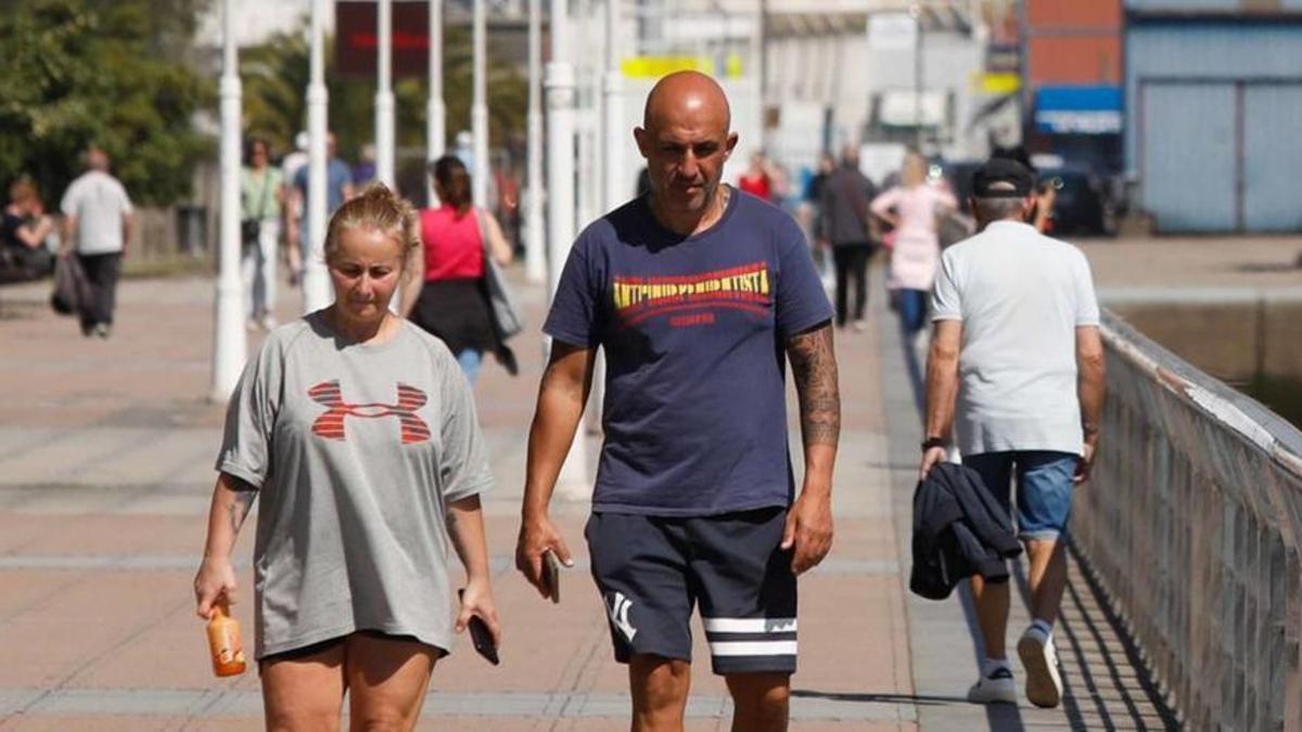 Gente andando por el paseo de la rís en un día soledado.