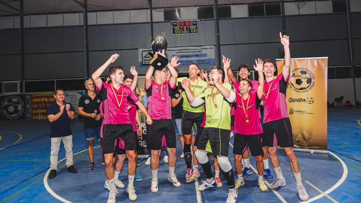El equipo Electromur, campeón de las 24 horas de fútbol sala de Canals, celebra el triunfo.