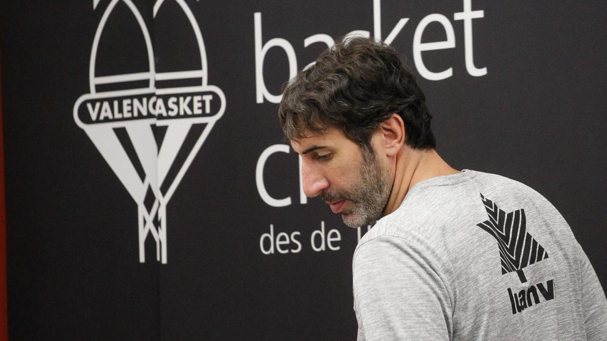 Álex Mumbrú abandona la sala de prensa de La Fonteta tras atender a la prensa en la previa del Valencia-Mónaco