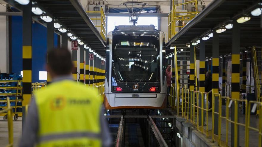 Stadler ha construido los nuevos trenes híbridos del TRAM para circular entre Benidorm y Dénia,en la imagen