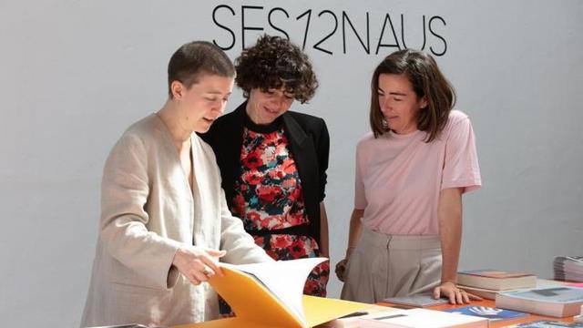Elise Lammer, Andrea Rodríguez, y Ángeles Ferragut consultan una publicación.    |   VICENT MARÍ