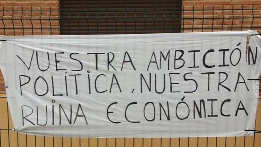 Una de las pancartas colocadas por los trabajadores de la residencia de Moraleja de Sayago