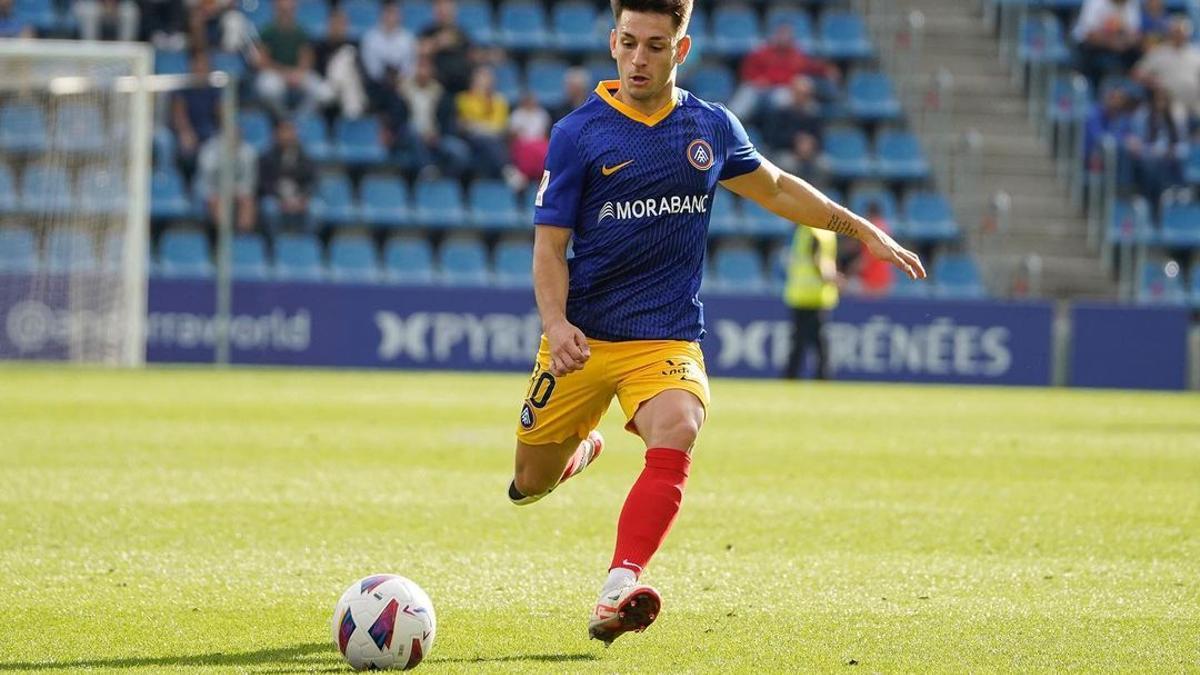 Iván Gil, en acción durante un partido con el Andorra FC esta temporada.
