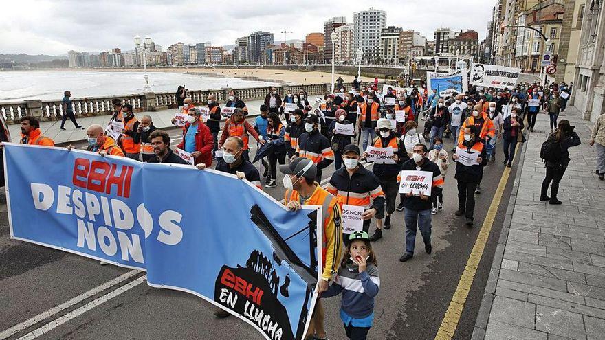 La manifestación por la EBHI, ayer, a su paso por la Antigua Pescadería.