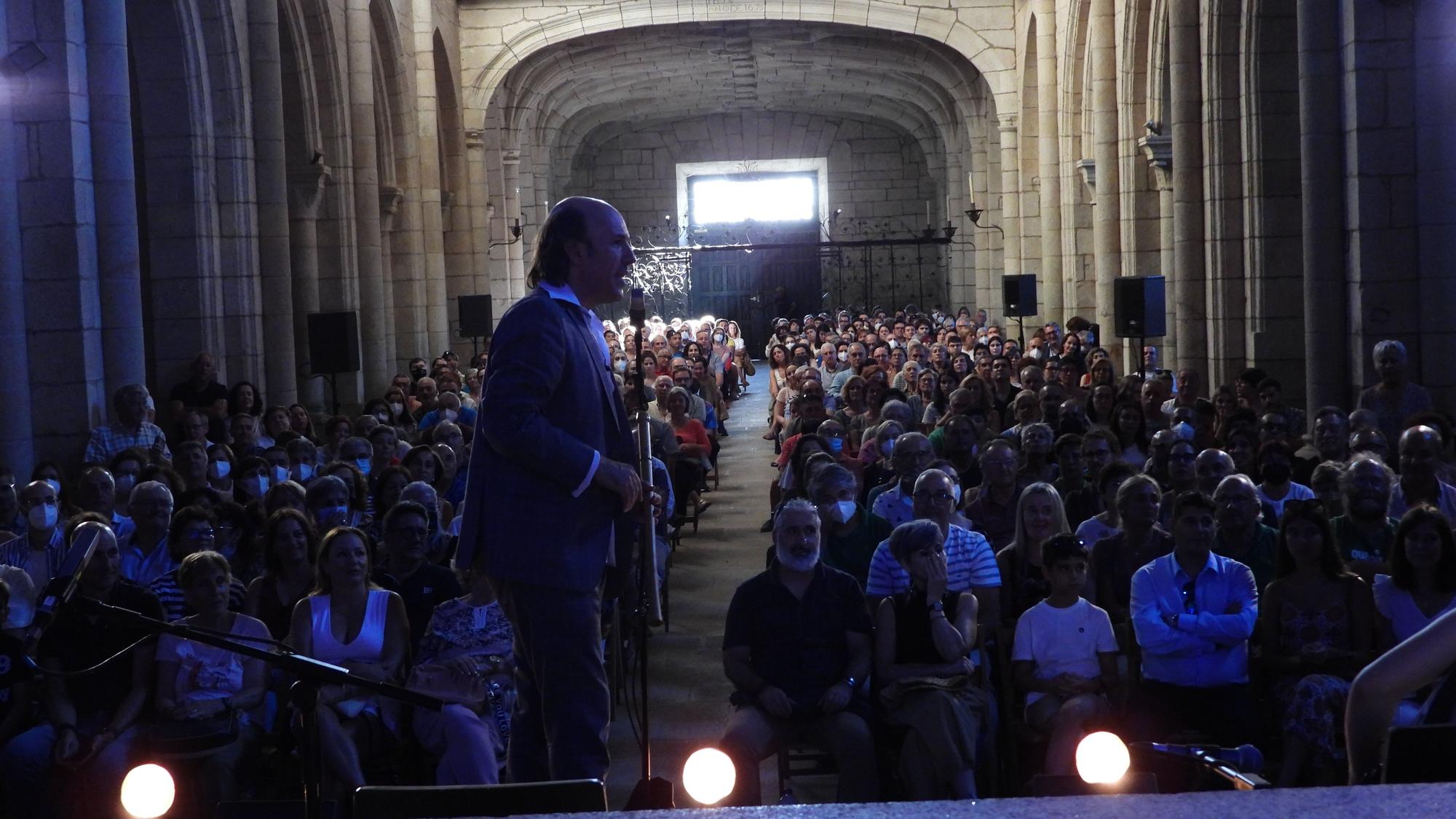 Carlos Núñez, dirixíndose ao público en Oseira.