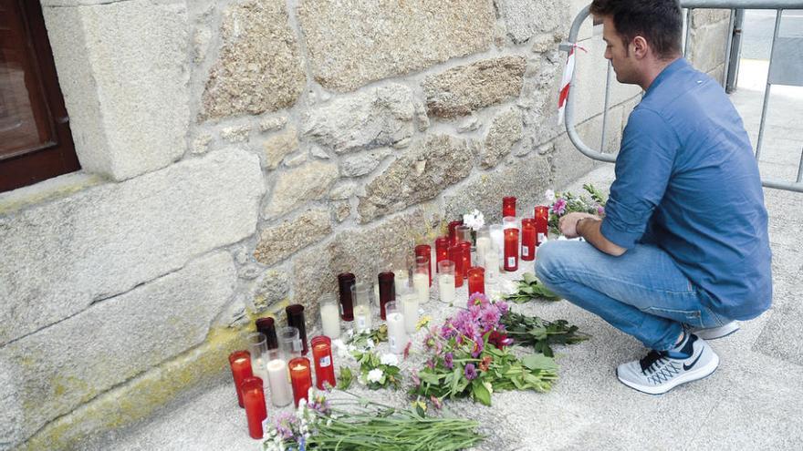 Altar improvisado en memoria de las pequeñas Candela y Amaia junto a la casa consistorial de Moraña. // Rafa Vázquez